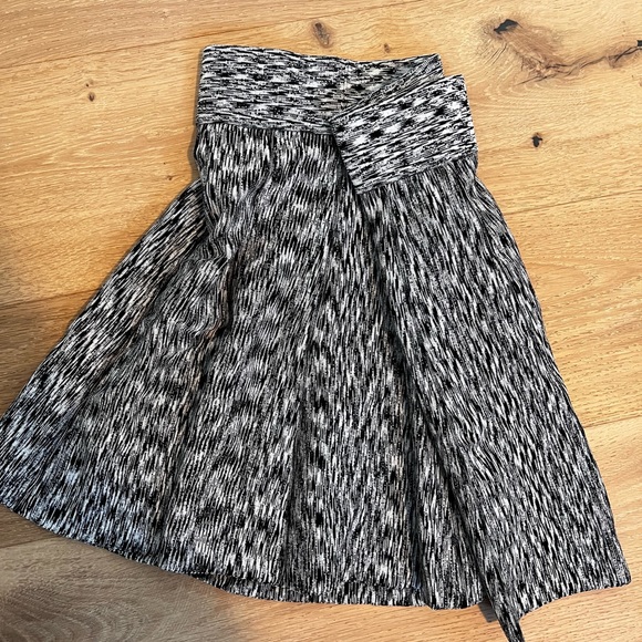 Club Monaco fit and flare skirt size XS - Picture 3 of 3